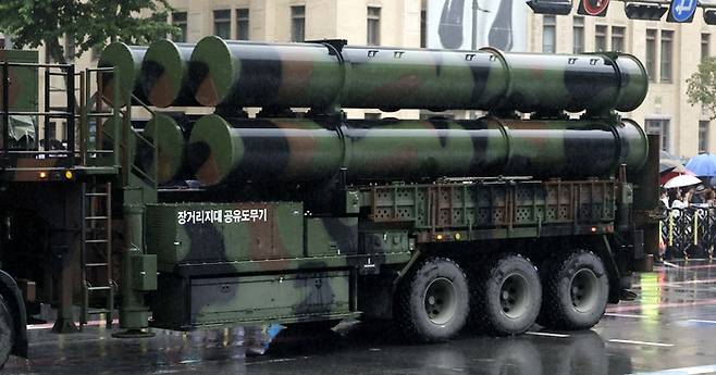 26일 오후 서울 중구 세종대로에서 열린 건군 75주년 국군의 날 기념 시가행진에서 장거리지대공유도무기 L-SAM 장비가 기동하고 있다. [사진공동취재단]