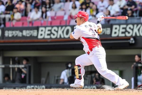 KIA 외야수 최형우는 올 시즌 회춘 모드 아래 팀 타선 해결사 역할을 맡았다. 사진=KIA 타이거즈