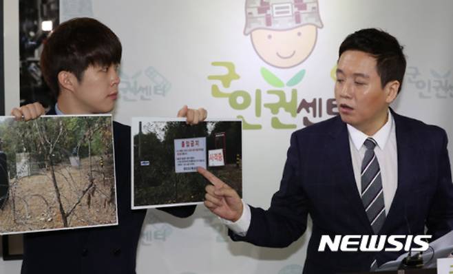 【서울=뉴시스】권현구 기자 = 임태훈 군인권센터 소장이 기자회견을 열고 6사단 총기 사망 사건 진짜 책임자 처벌을 촉구하고 있다.