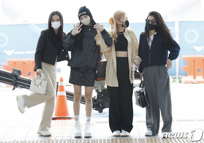 (인천공항=뉴스1) 권현진 기자 = 블랙핑크(BLACKPINK) 지수(왼쪽부터)와 리사, 로제, 제니가 해외 일정을 위해 15일 오후 인천국제공항에 도착해 미국 LA로 출국하기 전 포즈를 취하고 있다. 2022.9.15/뉴스1  Copyright (C) 뉴스1. All rights reserved. 무단 전재 및 재배포 금지.