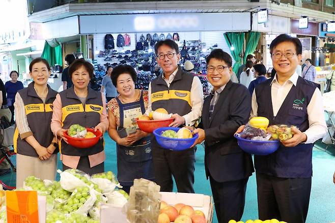 25일 서울 마포구 망원시장. 추석맞이 ‘전통시장 사랑나눔 행사’ 에서 (사진 왼쪽네번째 부터)이재근 KB국민은행장, 김진철 망원시장 상인회장, 유원식 희망친구 기아대책 회장이 기념촬영을 하고 있다./사진=국민은행