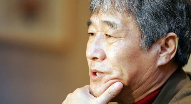 지난 2007년 소설 ‘유림’을 펴냈을 때의 최인호 작가.  연합뉴스