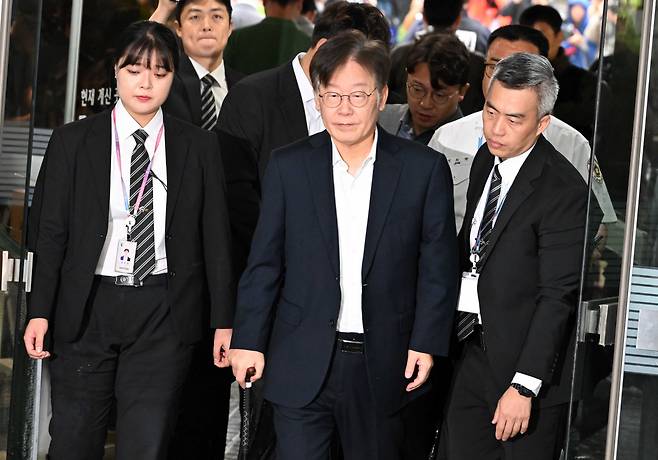 이재명 더불어민주당 대표가 26일 오전 구속 전 피의자 심문(영장심사)을 받기 위해 서울중앙지법으로 들어가고 있다. 이상섭 기자