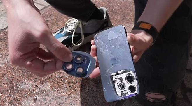 [서울=뉴시스] 구독자 약 41만명을 보유한 유명 IT 유튜버 '애플트랙'은 지난 22일(현지시간) 아이폰15 프로와 아이폰14 프로 낙하 실험 비교 영상을 올렸다. 6.1m 높이에서 떨어뜨린 결과 아이폰15 프로 본체와 카메라 렌즈 부분이 완전히 분리돼 사용할 수 없는 수준이 됐다. 하지만 아이폰14 프로는 액정에 금이 갔으면서도 사용에 문제가 없었다. (사진=유튜버 '애플트랙' 영상 캡처) *재판매 및 DB 금지