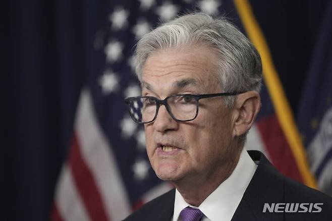 [워싱턴=AP/뉴시스] 제롬 파월 미국 연방준비제도(Fed·연준) 의장이 지난 20일(현지시간) 연방공개시장위원회(FOMC) 회의를 마친 뒤 기자회견 하고 있다. 2023.09.26.