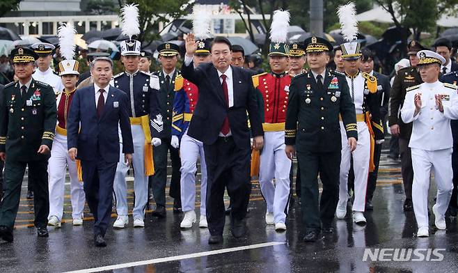 [서울=뉴시스] 전신 기자 = 윤석열 대통령이 26일 서울 세종대로 일대에서 진행된 건군 75주년 국군의 날 시가행진에서 육조마당을 향해 행진하고 있다. 2023.09.26. photo1006@newsis.com