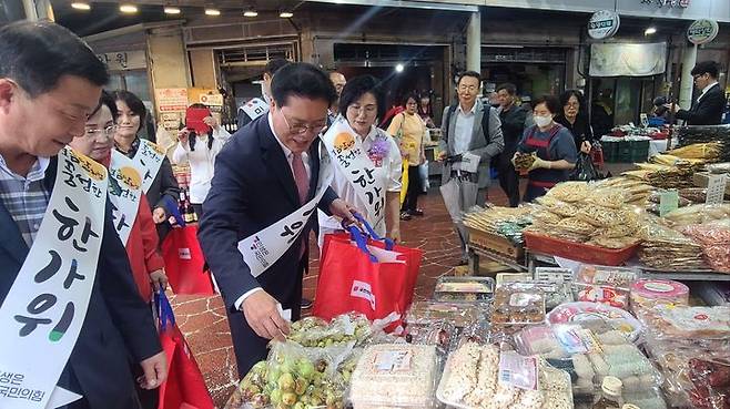 [수원=뉴시스] 수원 지동시장에서 장보는 중인 송석준 국민의힘 경기도당위원장. (사진=국민의힘 경기도당 제공) *재판매 및 DB 금지