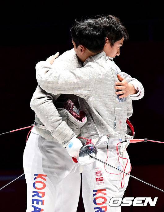 [OSEN=항저우(중국), 최규한 기자]승리한 한국 오상욱과 구본길이 포옹으로 인사 나누고 있다. 2023.09.25 / dreamer@osen.co.kr