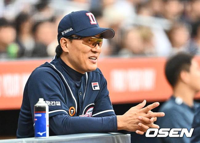 [OSEN=창원, 이석우 기자]두산 베어스 이승엽 감독이 양의지와 활짝 웃으며 얘기하고 있다. 2023.09.23 / foto0307@osen.co.kr
