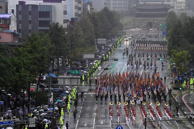 건군 75주년 국군의 날 기념행사가 26일 오후 서울 중구 덕수궁 일대에서 진행되는 가운데 군 장비부대와 군장병들이 시가행진을 하고 있다.   사진공동취재단