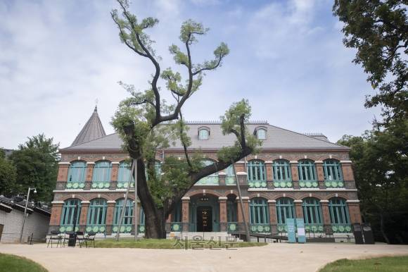 격변의 시기 대한제국의 외교 공간이었던 덕수궁 돈덕전이 6년여에 걸친 공사를 마치고 25일 공개됐다. 내부는 전시 공간으로 꾸몄고 일반 관람객은 26일부터 볼 수 있다.