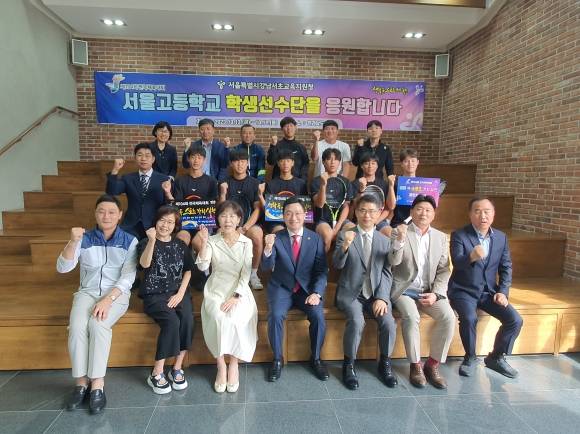 지난 25일 서울고등학교를 방문해 제104회 전국체육대회 서울시 대표로 출전하는 서울고등학교 테니스부를 격려, 방문한 고광민 의원(앞줄 가운데)