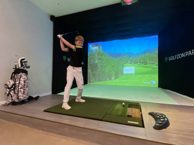 스크린골프를 하고 있는 한백. 사진 제공=골프존