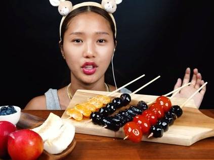 걸그룹 '오마이걸' 멤버 미미가 탕후루 '먹방'을 하고 있다. 유튜브 채널 '밈PD' 영상 캡처