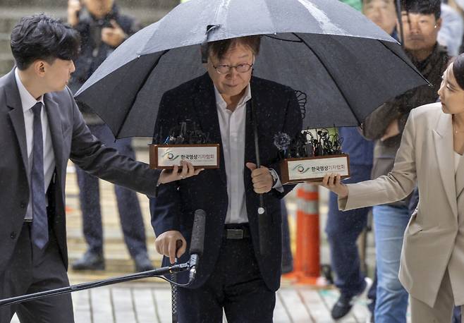 이재명 더불어민주당 대표가 26일 오전 서울 서초구 서울중앙지방법원에서 열리는 구속 전 피의자 심문(영장실질심사)을 받기 위해 차에서 내려 법정으로 향하고 있다. ⓒ연합뉴스