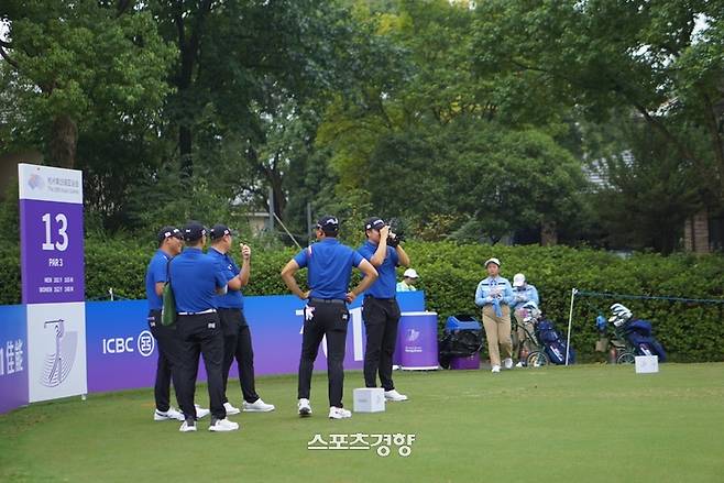 임성재, 김시우 등 한국남자골프 대표선수들이 26일 중국 항저우 서호 국제골프코스에서 열린 아시안게임 골프 연습라운드를 하며 화기애애한 분위기를 연출하고 있다. ｜대한골프협회 제공