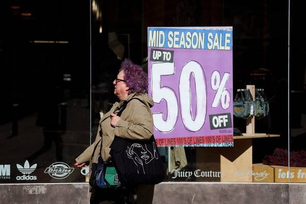 영국 중앙은행은 지난 21일 14개월 만에 기준금리를 동결했다. 사진은 맨체스터의 한 상점가. [사진=뉴시스]