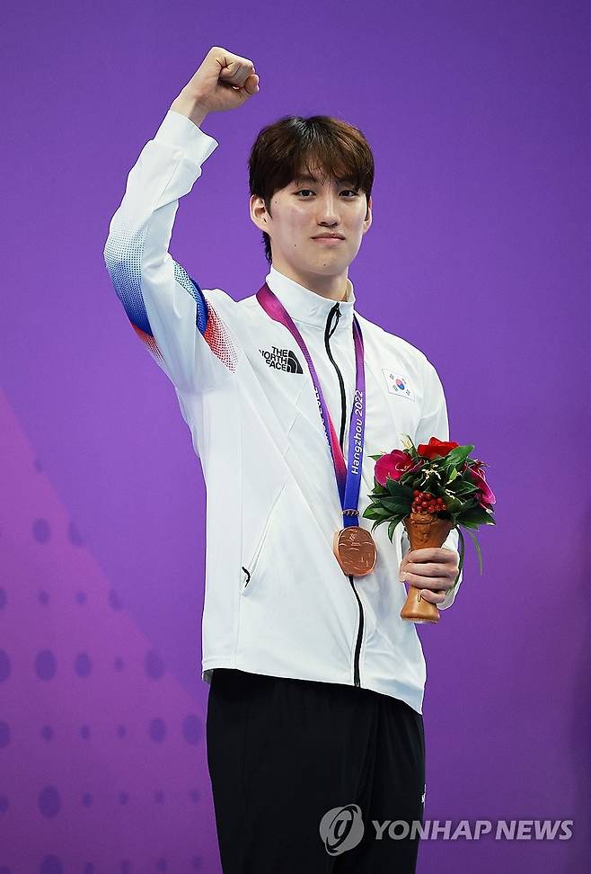 최동열, 남자 100m 평영 동메달 (항저우=연합뉴스) 홍해인 기자 = 최동열이 25일 중국 항저우 올림픽 스포츠센터 수영장에서 열린 2022 항저우 아시안게임 남자 평영 100m 결승 시상식에서 환호하고 있다. 2023.9.25 hihong@yna.co.kr