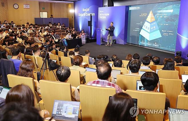 SKT, 'AI 피라미드' 전략 공개 (서울=연합뉴스) 이재희 기자 = 유영상 SK텔레콤 사장이 26일 오전 서울 중구 SKT타워에서 열린 기자간담회에서 AI 사업전략을 발표하고 있다. 2023.9.26 scape@yna.co.kr