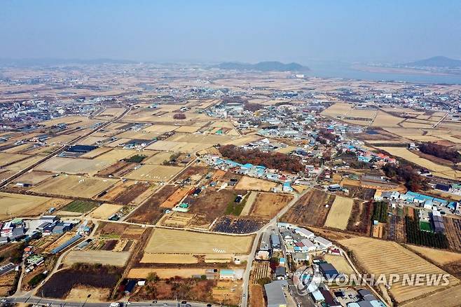 김포 한강2 콤팩트시티 조성되는 양촌읍 일대 (김포=연합뉴스) 윤태현 기자 = 11일 오전 경기도 김포시 양촌읍 일대가 트여 있다. 정부는 이날 김포시 마산동·운양동·장기동·양촌읍 일대 731만㎡를 신규 공공주택지구로 지정하고 '김포한강2 콤팩트시티'를 조성한다고 밝혔다. 2022.11.11 tomatoyoon@yna.co.kr