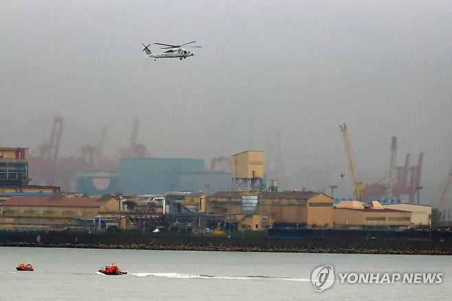 실종자 수색 (포항=연합뉴스) 손대성 기자 = 26일 오후 경북 포항시 남구 해안에서 군당국과 해경, 소방이 헬기와 구조선 등을 보내 실종자 수색과 구조에 나서고 있다.
이날 이곳에서 시험 중인 장갑차 1대가 침수돼 안에 있던 방산업체 관계자 2명이 실종됐다. 2023.9.26 sds123@yna.co.kr