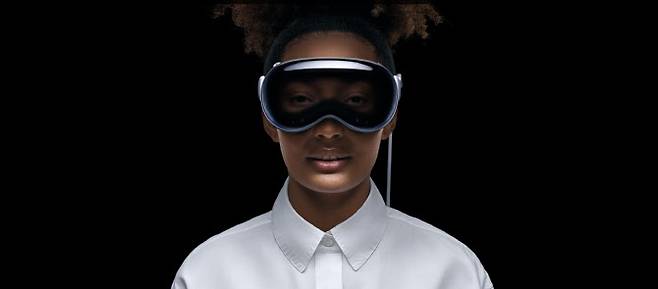 애플의 XR 기기 비전프로를 착용한 모습. (사진=애플)