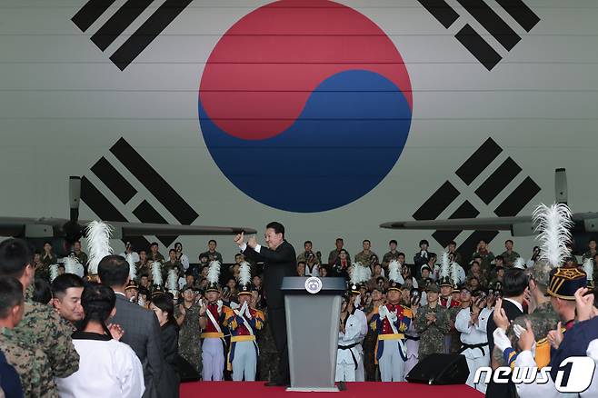 윤석열 대통령과 김건희 여사가 26일 경기도 성남 서울공항에서 열린 건군 제75주년 국군의 날 기념식을 마친 후 격납고에 모인 장병들을 격려하고 있다. (대통령실 제공) 2023.9.26/뉴스1 ⓒ News1 오대일 기자