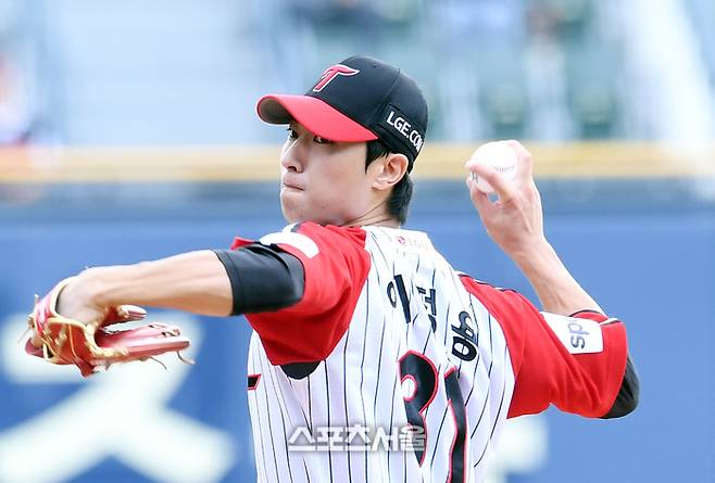 LG 트윈스 이정용이 17일 잠실구장에서 열린 2023 KBO리그 SSG와 더블헤더 1차전에 선발 등판해 힘차게 공을 던지고 있다. 2023. 9. 17.  잠실 | 박진업기자 upandup@sportsseoul.com