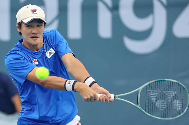 27일 항저우 올림픽 스포츠센터에서 열린 2022 항저우 아시안게임 테니스 남자 복식 준준결승 한국 권순우-홍성찬 조와 일본 하자와 신지-우에스기 가이토 조의 경기에서 권순우가 공을 받아내고 있다. 사진 | 항저우=연합뉴스