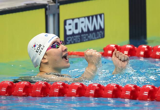 27일 중국 항저우 올림픽 스포츠센터 수영장에서 열린 2022 항저우 아시안게임 수영  여자 배영 100ｍ 결승에 출전한 이은지가 동메달을 획득하고 환호하고 있다. 사진 | 항저우=연합뉴스