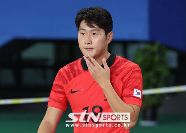 24일(현지시간) 중국 진화 스포츠센터 스타디움에서 열린 2022 항저우 아시안게임 남자 축구 조별리그 최종전 E조 대한민국 대 바레인 경기, 한국 선발 이강인이 입장하고 있다. 사진┃뉴시스