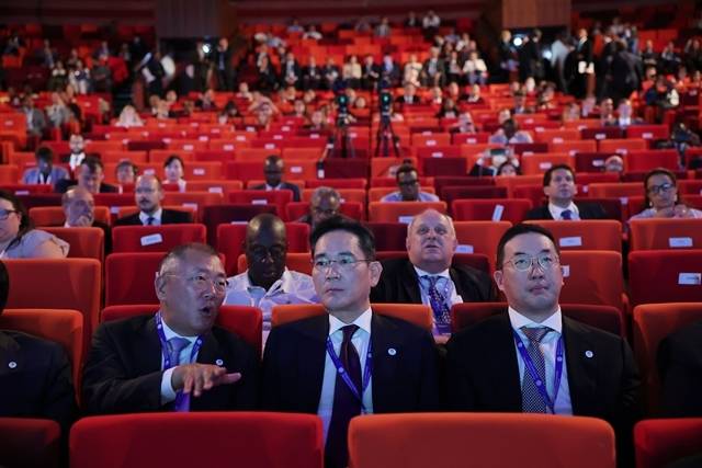 하반기 주요 사업 현황을 점검하고, 부산엑스포 유치를 위한 막판 홍보전에 나서는 등 4대 그룹 총수들이 바쁜 추석 연휴를 보낼 것으로 예상된다. 사진은 지난 6월 프랑스 파리에서 열린 제172차 BIE 총회 4차 경쟁 프레젠테이션에 참석해 이야기를 나누고 있는 정의선 현대차그룹 회장(왼쪽부터), 이재용 삼성전자 회장, 구광모 LG그룹 회장. /뉴시스