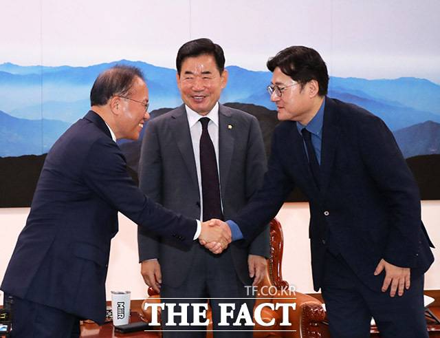 인사 나누는 윤재옥 국민의힘 원내대표(왼쪽)와 홍익표 더불어민주당 원내대표.