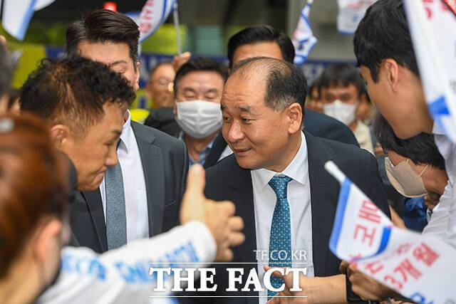 '배터리아저씨' 박순혁 작가가 27일 오전 서울 여의도 금융감독원 앞에서 열린 '금감원 규탄 및 박순혁 작가 지지 집회'에 참석하기 위해 입장하면서 지지자들의 환호를 받고 있다. /장윤석 인턴기자