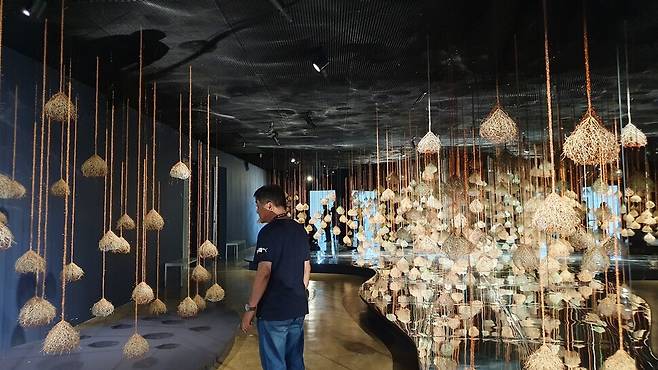 한 시민이 2023 청주공예비엔날레를 관람하고 있다. 오윤주 기자