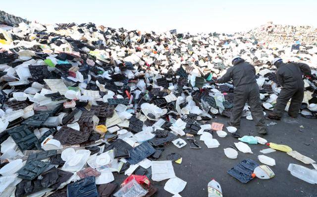 지난해 2월 인천 연수구 인천환경공단 송도자원회수센터에서 관계자가 장비를 이용해 일회용기 쓰레기를 쌓고 있다. 인천=연합뉴스