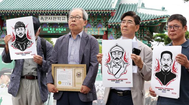 석주 이상룡 선생의 후손인 이항중씨(왼쪽부터), 지청천 장군 외손자인 이준식 전 독립기념관장, 민성진 김정숙 기념사업회 회장, 김재운 신흥무관학교 기념사업회 기획팀장이 지난 15일 서울 노원구 육군사관학교 정문 앞에서 육사 명예졸업증서를 반납한다고 밝히며 “윤석열 정부가 홍범도 장군의 흉상을 철거하는 등 독립운동의 역사를 지우려 하는 걸 보면서 모욕감을 참을 수 없었다”고 말했다. 뉴스1