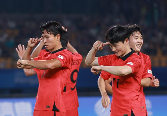 한국 축구대표팀의 정우영(왼쪽)이 27일 중국 저장성 진화 스포츠센터 스타디움에서 열린 2022 항저우 아시안게임 남자 축구 16강전 키르기스스탄과 경기에서 전반 한국의 두 번째 골을 성공한 뒤 엄원상과 대한민국 정우영(왼쪽)이 팀의 두 번째 골을 넣은 뒤 엄원상과 함께 세리머니를 하고 있다. 항저우=연합뉴스