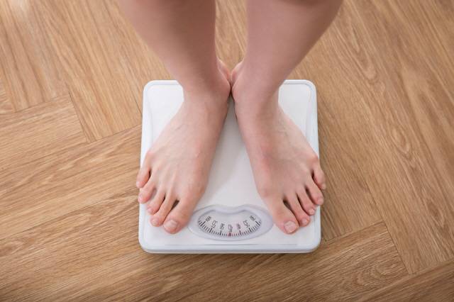 추석 연휴에 살이 찌지 않으려면, 물 많이 마시기, 나물·채소를 먼저 먹어 배 채우기 등을 실천하는 게 좋다./사진=클립아트코리아