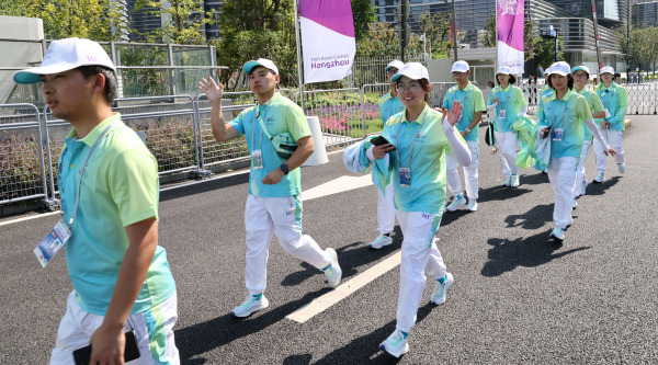 <yonhap photo-3084="">18일 중국 항저우 올림픽 스포츠 센터 스타디움에서 자원봉사자들이 개회식 리허설을 위해 입장하고 있다. 사진=연합뉴스</yonhap>