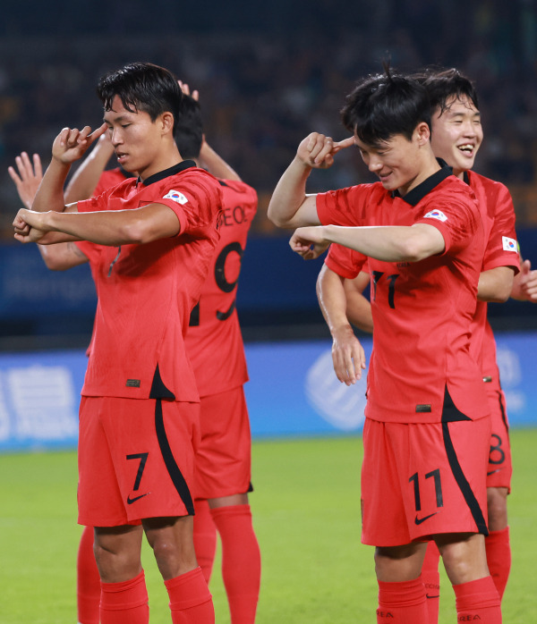27일 중국 저장성 진화 스포츠센터 스타디움에서 열린 2022 항저우 아시안게임 남자축구 16강전 대한민국과 키르기스스탄의 경기. 전반 대한민국 정우영(왼쪽)이 팀의 두 번째 골을 넣은 뒤 엄원상과 함께 세리머니를 하고 있다. 사진=연합뉴스