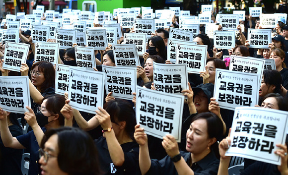 지난 4일 대구시교육청 앞 분수광장에서 열린 고 서이초 사망교사 49재 대구 추모집회에서 참석자들이 현장 교사들의 요구를 즉각 반영해 줄 것을 촉구하고 있다. [사진=뉴시스]