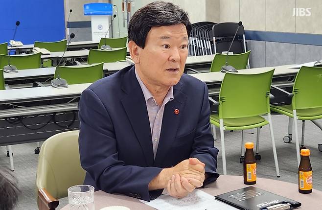 오늘(27일) 열린 기자간담회에서 발언하는 김광수 제주자치도교육감.(사진, 신동원 기자)