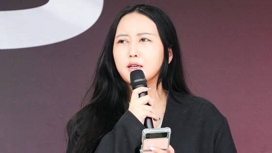 정유라 씨가 지난 5월 19일 오후 경기 수원 팔달구 지동시장에서 열린 강용석 무소속 경기도지사 후보의 6.1지방선거 출정식에서 찬조 연설을 하고 있다. 뉴스1