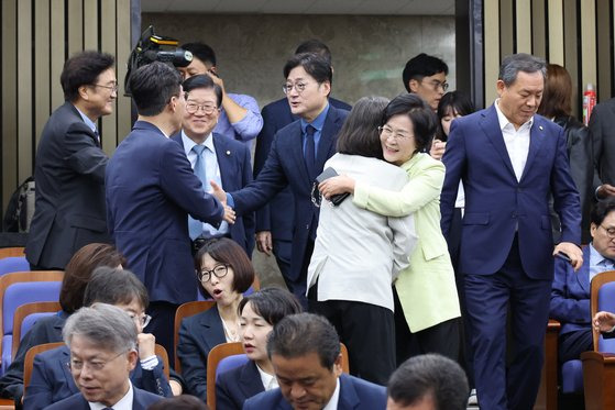 더불어민주당 홍익표 원내대표 등이 27일 국회에서 열린 의원총회에 참석하고 있다. 연합뉴스