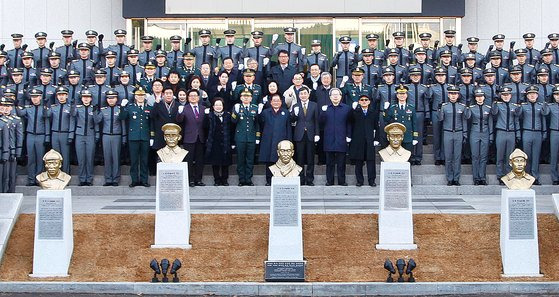 2018년 3월 1일 서울 노원구 육군사관학교에서 열린 독립전쟁 영웅 흉상 제막식의 모습. 이종찬 당시 국립대한민국임시정부기념관 건립위원장, 이준식 독립기념관장 등 독립운동가 후손들과 김완태 육군사관학교장을 비롯한 군 관계자, 사관생도들이 기념사진을 찍었다. 흉상은 왼쪽부터 홍범도 장군, 지청천 장군, 이회영 선생, 이범석 장군, 김좌진 장군. 육군사관학교 제공, 뉴스1