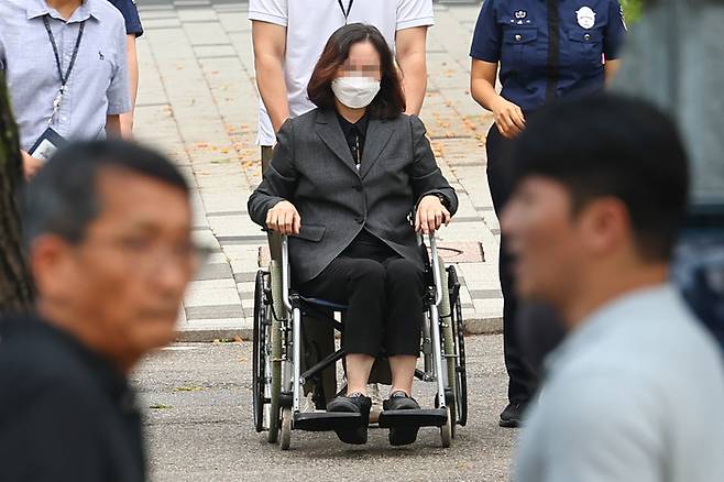 자녀 입시 비리 등으로 징역형을 받아 복역 중이던 정경심 전 동양대학교 교수가 27일 오전 가석방으로 풀려나 휠체어를 타고 경기 의왕 서울구치소를 나서고 있다. [제공=연합뉴스]