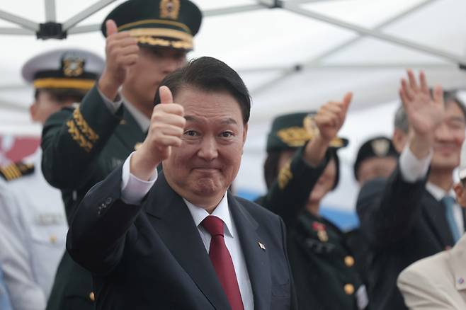 건군 75주년 국군의날 시가행진이 열린 26일 서울 광화문 광장 관람무대에서 윤석열 대통령이 시가행진하는 장병들에게 두손으로 엄지손가락을 들어 보이고 있다.  2023.9.26 [대통령실 제공. 재판매 및 DB 금지]