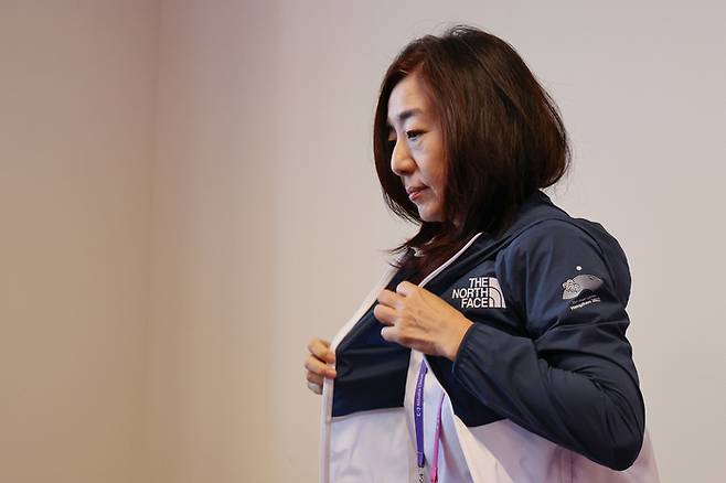 27일 중국 항저우 치위안 체스홀에서 열린 제19회 항저우 아시안게임 브리지 혼성 단체전 예선에서 김혜영이 싱가포르를 상대하는 경기를 준비하고 있다. 연합뉴스