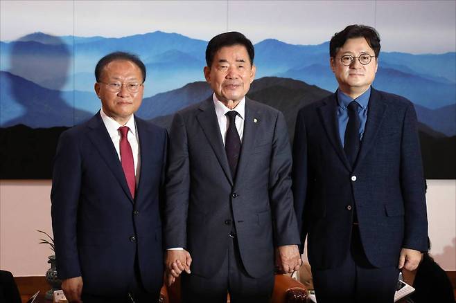 윤재옥 국민의힘 원내대표와 홍익표 더불어민주당 원내대표가 27일 오전 서울 여의도 국회에서 김진표 국회의장과 기념촬영을 하고 있다. (공동취재사진) 2023.09.27. /사진=뉴시스